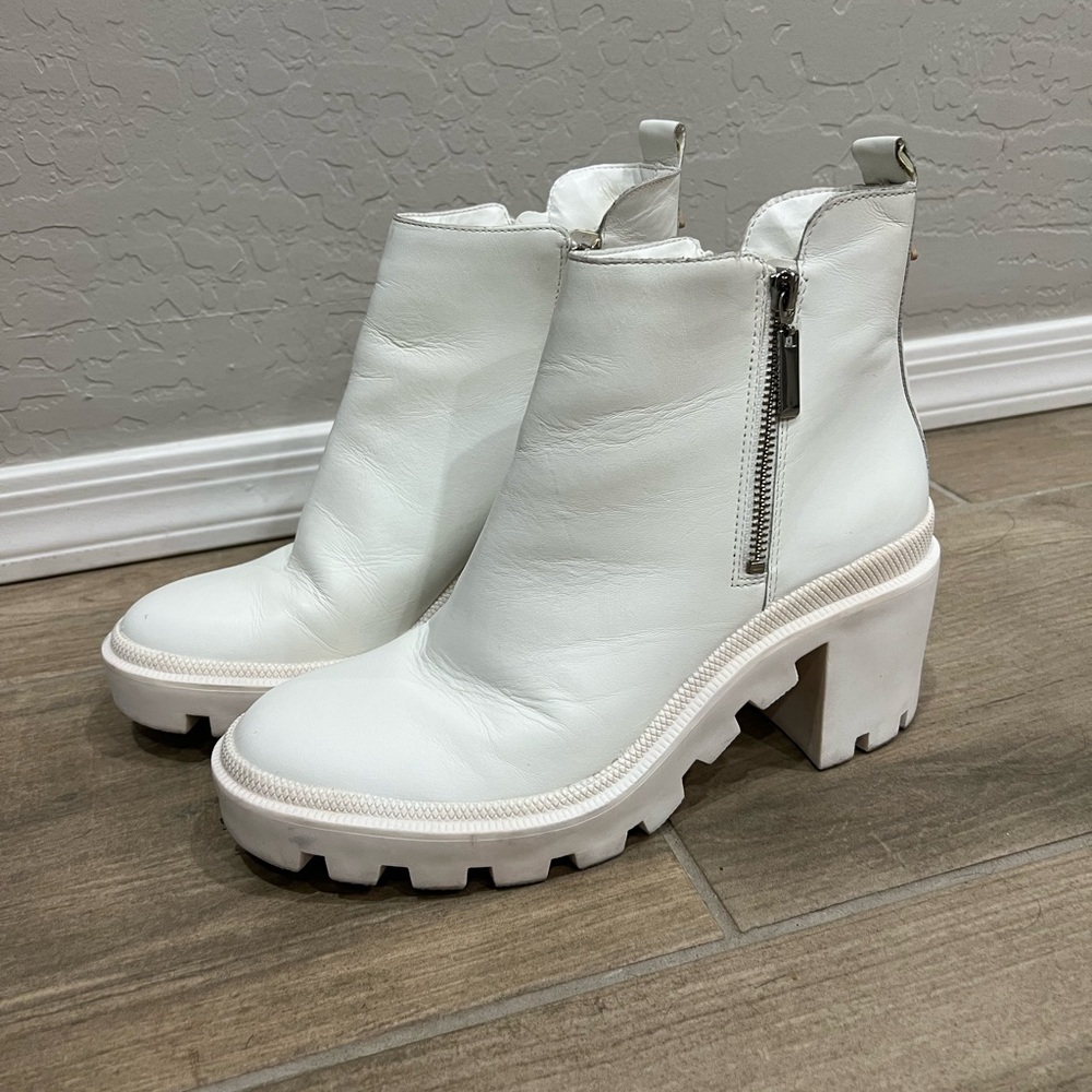 Gianni Bini white boots; Size 9.5